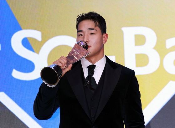 2025 KBO 신인상 수상자 안현민   (서울=연합뉴스) 한종찬 기자 = 24일 서울 송파구 롯데호텔 월드에서 열린 2025 신한 SOL뱅크 KBO 시상식에서 신인상을 수상한 KT의 안현민이 트로피와 함께 기념촬영을 하고 있다. 2025.11.24   saba@yna.co.kr (끝)  〈저작권자(c) 연합뉴스, 무단 전재-재배포, AI 학습 및 활용 금지〉