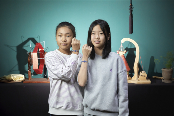 전통매듭팔찌를 처음 만들어 보는 두 학생기자는 생각보다 어렵다며 완성품을 보고 뿌듯해 했다.