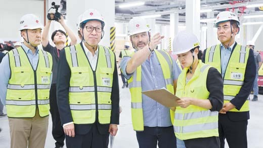 박형준 시장(왼쪽 두 번째)이 지난 7월 1일 민선 8기 출범 3주년을 기념해 롯데쇼핑 자동화물류센터를 방문해 현장을 둘러보고 있다. 