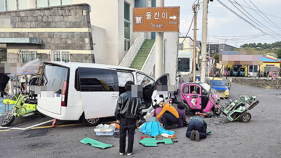 24일 오후 제주시 우도 천진항 인근에서 승합차 돌진 사고가 발생해 경찰과 소방당국이 부상자 구조 및 수습에 나서고 있다. 사진 독자