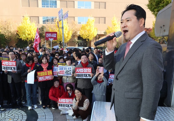 장동혁 국민의힘 대표가 23일 오후 경남 창원 성산구 한서빌딩 앞 광장에서 열린 '민생회복 법치수호 국민대회'에 참석해 발언하고 있다. 송봉근 객원기자