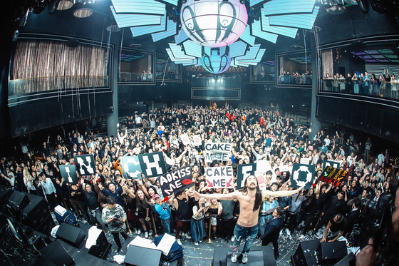 파라다이스시티가 연말을 맞아 세계적 DJ를 초청하는 EDM 페스티벌을 연다. 지난 2018년 파라다이스시티 크로마에서 열린 스티브 아오키의 크로마 초청공연 당시 엔딩 모습. 사진 파라다이스 시티