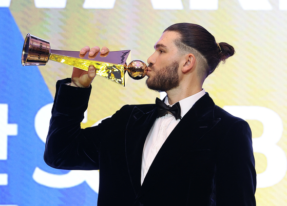 24일 정규시즌 MVP를 수상한 뒤 트로피에 입맞추는 폰세. 뉴스1