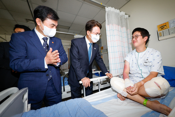 김민석 국무총리와 안규백 국방부 장관이 추석 연휴 둘째 날인 지난 10월 4일 오후 경기 성남시 국군수도병원을 찾아 입원 장병을 위문하고 있다. 뉴시스