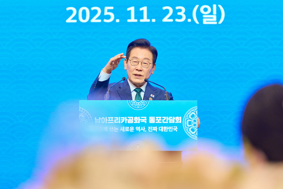 이재명 대통령이 23일(현지시간) 남아프리카공화국 샌튼의 한 컨벤션센터에서 열린 동포오찬간담회에 참석해 발언하고 있다. 대통령실사진기자단