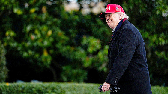  도널드 트럼프 미국 대통령이 22일(현지시간) 워싱턴 앤드루스 합동기지를 방문한 뒤 전용헬기 '마린 원'을 타고 백악관에 도착하고 있다. 로이터=연합뉴스