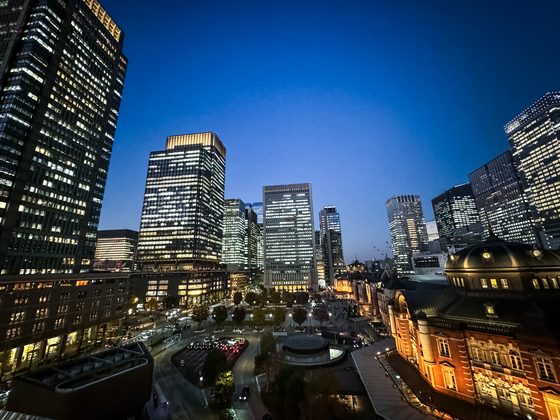 1990년대 중반까지 낮은 건물 일색이던 일본 왕궁앞 마루노우치는 재개발로 고층 건물이 즐비한 금융타운으로 거듭났다. 김현예 기자