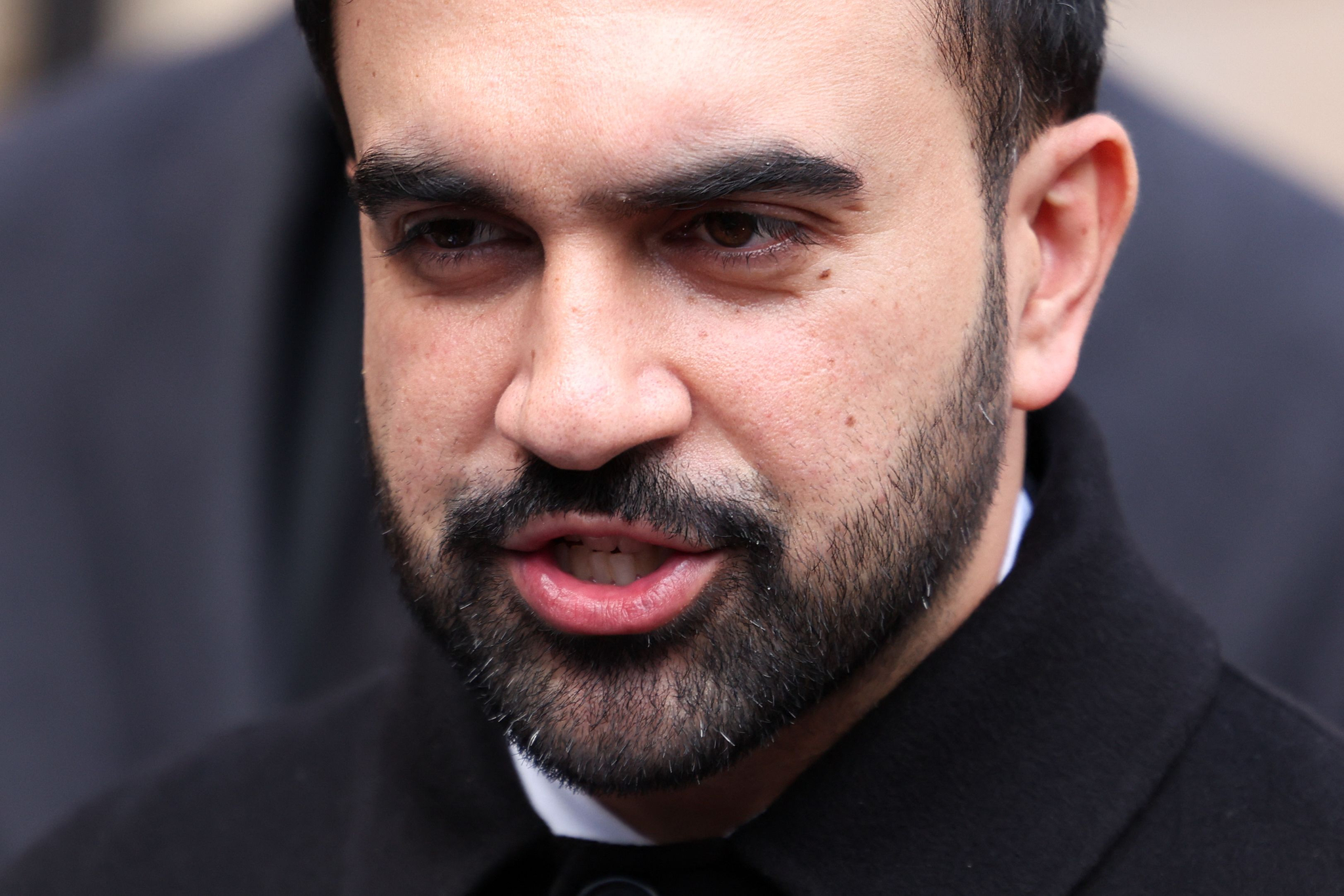 조란 맘다니 뉴욕시장 당선인이 지난 17일(현지시간) 미국 뉴욕시 브롱크스구의 한 푸드뱅크에서 불우이웃들에게 식사를 제공한 뒤 기자들과 대화하고 있다. AFP=연합뉴스