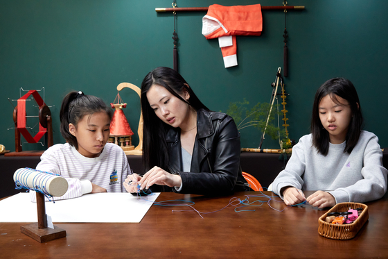 이예인(가운데) 대표가 소중 학생기자단에게 전통매듭 중에서 초보자가 배우기 좋은 평매듭·도래매듭·생쪽매듭을 차례대로 알려줬다.