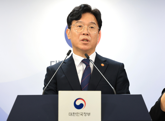 김영훈 고용노동부 장관이 24일 오전 서울 종로구 정부서울청사에서 개정 노조법 하위법령 관련 브리핑을 하고 있다. 뉴스1