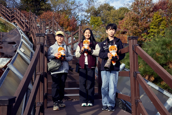 박건우(경기도 판교초 5)·김민영(충북 충북여중 1)·변우빈(경기도 화남초 6·왼쪽부터) 학생기자가 국립공원야생생물보전원 중부보전센터 여우생태관찰원을 찾아 우리나라 여우에 대해 알아봤다. 