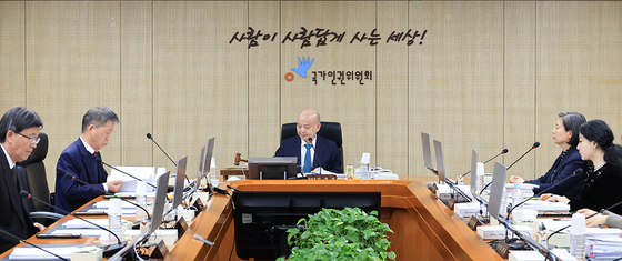 안창호 국가인권위원장이 24일 서울 중구 위원회에서 전원위원회를 주재하고 있다. 연합뉴스