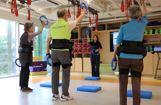 서울 강남구 웰에이징센터에서 어르신들이 웨어러블 로봇을 착용하고 운동하고 있다. 연합뉴스