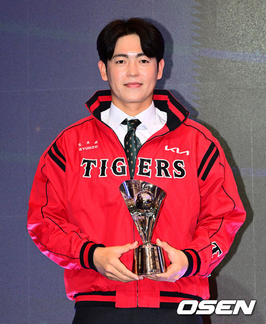 [OSEN=지형준 기자] 24일 오후 서울 잠실 롯데호텔 월드 크리스탈볼룸에서 ‘2025 신한 SOL뱅크 KBO 시상식’이 열렸다.예상대로였다. 한화 이글스 코디 폰세(31)가 2025시즌 MVP로 선정됐다.폰세는기자단 투표 124표 중 96표(76%)를 얻어 23표에 그친 르윈 디아즈(삼성)를 제치고 수상했다. SSG앤더슨, 삼성 후라도, NC 라일리, KT 안현민, 롯데 레이예스가 각각 1표식 얻었다. 폰세는부상으로 The Kia EV6 전기차를 부상으로 받았다.한화 소속으로 퓨처스 북부리그 승리상을 수상한 이태양이 시상식을 마치고 KIA 점퍼를 입고 포즈를 취하고 있다. 이태양은 2차 드래프트로 KIA에 지명됐다. 2025.11.24 /jpnews@osen.co.kr