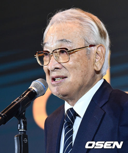 [OSEN=조은정 기자] 제13회 아름다운예술인상 시상식이 24일 서울 강동구 스테이지 28에서 열렸다.배우 이순재가 연극예술인상 수상 중 아내를 언급하며 울컥하고 있다. 2023.10.24 /cej@osen.co.kr