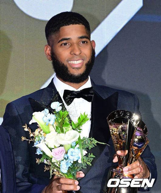 [OSEN=지형준 기자] 24일 오후 서울 잠실 롯데호텔 월드 크리스탈볼룸에서 ‘2025 신한 SOL뱅크 KBO 시상식’이 열렸다.KBO 시상식에서 가장 관심을 모으는 것은 단연 MVP 수상자다. 올해 MVP 레이스는 한화 코디 폰세와 삼성 르윈 디아즈의 2파전이다.KBO 홈런, 타점, 장타율상을 수상한 삼성 디아즈가 포즈를 취하고 있다. 2025.11.24 /jpnews@osen.co.kr