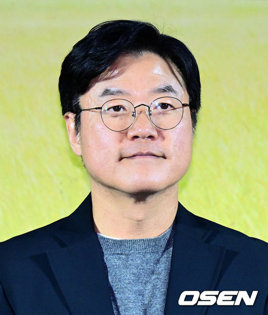 [OSEN=지형준 기자] 25일 오전 서울 용산구 용산 CGV에서 넷플릭스(Netflix) 예능 '케냐 간 세끼' 제작발표회가 열렸다.오는 25일(화) 첫 공개되는 '케냐 간 세끼'는 믿고 보는 웃음 메이커 3인방 이수근, 은지원, 규현의 우당탕탕 아프리카 여행기다.케냐의 광활한 대자연과 하나 된 세끼 형제들의 좌충우돌 사파리 접수 여행이 싱싱한 날것의 웃음을 선사한다. 예능계 ‘히트 메이커’로 통하는 나영석 사단이 넷플릭스에서 처음 선보이는 작품으로, 나영석 PD와 김예슬 PD가 공동 연출을 맡아 기대를 뜨겁게 달구고 있다.나영석 PD가 포즈를 취하고 있다. 2025.11.25 /jpnews@osen.co.kr