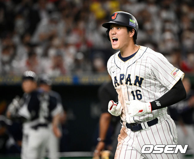 [OSEN=도쿄(일본), 손용호 기자]이강철감독이 이끄는 대한민국 월드베이스볼클래식(WBC) 대표팀이 10일 일본 도쿄돔에서 일본과 1라운드 B조 경기를 가졌다.3회말 역전에 성공한 일본 오타니가 더그아웃으로 향하며 기뻐하고 있다. 2023.03.10 /spjj@osen.co.kr