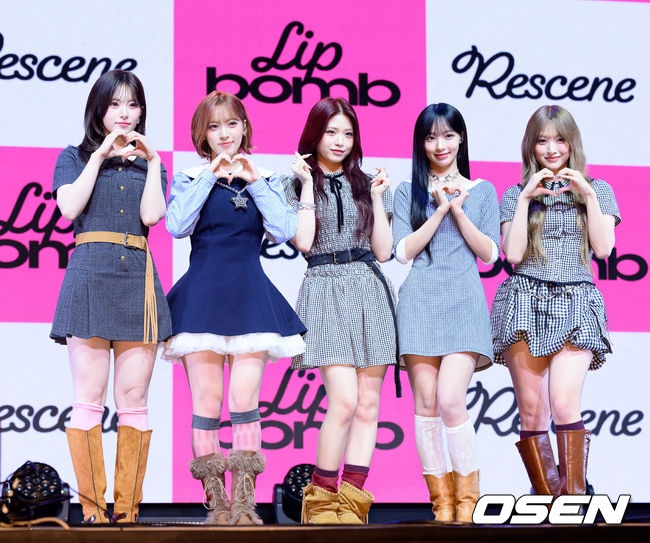 [OSEN=이대선 기자] 25일 오후 서울 영등포구 명화 라이브홀에서 그룹 리센느(원이, 리브, 미나미, 메이, 제나) 세 번째 미니 앨범 ‘립밤(lip bomb)’ 쇼케이스가 열렸다.  앨범명은 ‘립밤(lip balm)’과 ‘폭탄(bomb)’의 합성어다.  미니 3집에는 총 5곡이 수록됐다. 더블 타이틀곡 ‘하트 드랍(Heart Drop)’, ‘블룸(Bloom)’이 포함됐다.  리센느의 미니 3집 ‘lip bomb’은 25일 오후 6시 음원사이트에서 공개된다.  리센느가 포토타임을 가지고 있다. 2025.11.25 /sunday@osen.co.kr