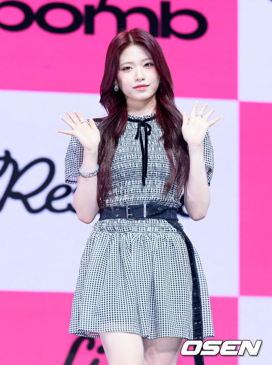 [OSEN=이대선 기자] 25일 오후 서울 영등포구 명화 라이브홀에서 그룹 리센느(원이, 리브, 미나미, 메이, 제나) 세 번째 미니 앨범 ‘립밤(lip bomb)’ 쇼케이스가 열렸다.  앨범명은 ‘립밤(lip balm)’과 ‘폭탄(bomb)’의 합성어다.  미니 3집에는 총 5곡이 수록됐다. 더블 타이틀곡 ‘하트 드랍(Heart Drop)’, ‘블룸(Bloom)’이 포함됐다.  리센느의 미니 3집 ‘lip bomb’은 25일 오후 6시 음원사이트에서 공개된다.  리센느가 포토타임을 가지고 있다. 2025.11.25 /sunday@osen.co.kr