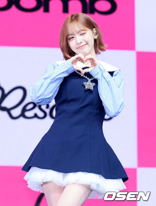 [OSEN=이대선 기자] 25일 오후 서울 영등포구 명화 라이브홀에서 그룹 리센느(원이, 리브, 미나미, 메이, 제나) 세 번째 미니 앨범 ‘립밤(lip bomb)’ 쇼케이스가 열렸다.  앨범명은 ‘립밤(lip balm)’과 ‘폭탄(bomb)’의 합성어다.  미니 3집에는 총 5곡이 수록됐다. 더블 타이틀곡 ‘하트 드랍(Heart Drop)’, ‘블룸(Bloom)’이 포함됐다.  리센느의 미니 3집 ‘lip bomb’은 25일 오후 6시 음원사이트에서 공개된다.  리센느가 포토타임을 가지고 있다. 2025.11.25 /sunday@osen.co.kr