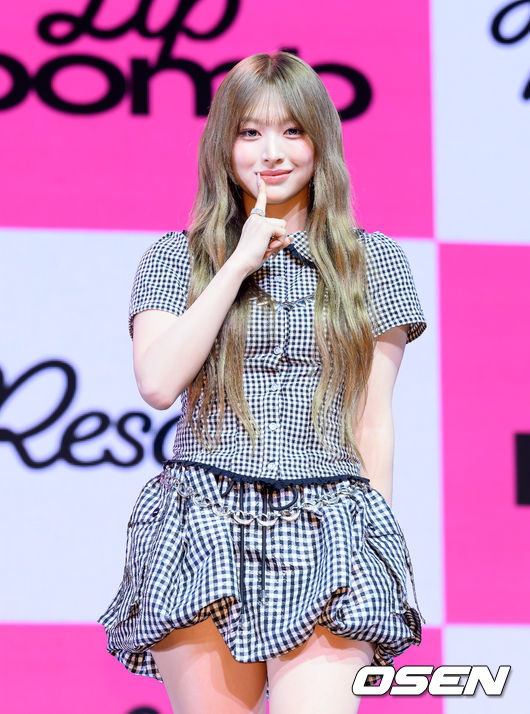 [OSEN=이대선 기자] 25일 오후 서울 영등포구 명화 라이브홀에서 그룹 리센느(원이, 리브, 미나미, 메이, 제나) 세 번째 미니 앨범 ‘립밤(lip bomb)’ 쇼케이스가 열렸다.  앨범명은 ‘립밤(lip balm)’과 ‘폭탄(bomb)’의 합성어다.  미니 3집에는 총 5곡이 수록됐다. 더블 타이틀곡 ‘하트 드랍(Heart Drop)’, ‘블룸(Bloom)’이 포함됐다.  리센느의 미니 3집 ‘lip bomb’은 25일 오후 6시 음원사이트에서 공개된다.  리센느가 포토타임을 가지고 있다. 2025.11.25 /sunday@osen.co.kr