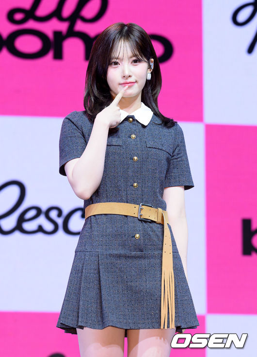 [OSEN=이대선 기자] 25일 오후 서울 영등포구 명화 라이브홀에서 그룹 리센느(원이, 리브, 미나미, 메이, 제나) 세 번째 미니 앨범 ‘립밤(lip bomb)’ 쇼케이스가 열렸다.  앨범명은 ‘립밤(lip balm)’과 ‘폭탄(bomb)’의 합성어다.  미니 3집에는 총 5곡이 수록됐다. 더블 타이틀곡 ‘하트 드랍(Heart Drop)’, ‘블룸(Bloom)’이 포함됐다.  리센느의 미니 3집 ‘lip bomb’은 25일 오후 6시 음원사이트에서 공개된다.  리센느가 포토타임을 가지고 있다. 2025.11.25 /sunday@osen.co.kr