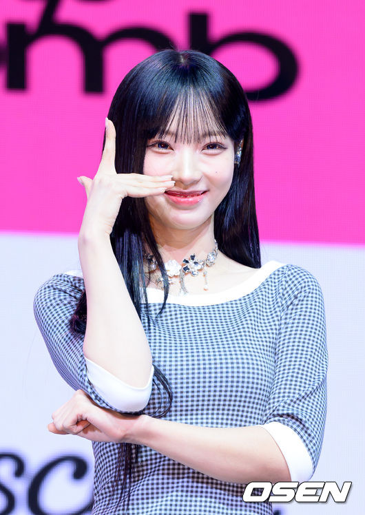 [OSEN=이대선 기자] 25일 오후 서울 영등포구 명화 라이브홀에서 그룹 리센느(원이, 리브, 미나미, 메이, 제나) 세 번째 미니 앨범 ‘립밤(lip bomb)’ 쇼케이스가 열렸다.  앨범명은 ‘립밤(lip balm)’과 ‘폭탄(bomb)’의 합성어다.  미니 3집에는 총 5곡이 수록됐다. 더블 타이틀곡 ‘하트 드랍(Heart Drop)’, ‘블룸(Bloom)’이 포함됐다.  리센느의 미니 3집 ‘lip bomb’은 25일 오후 6시 음원사이트에서 공개된다.  리센느가 포토타임을 가지고 있다. 2025.11.25 /sunday@osen.co.kr