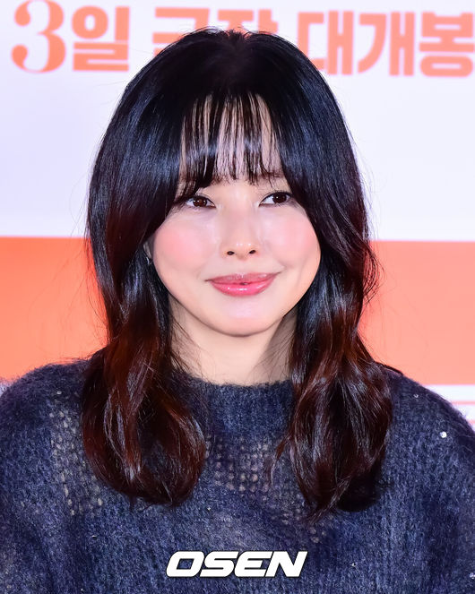 [OSEN=지형준 기자] 25일 오후 서울 강남구 삼성동 메가박스 코엑스에서 영화 ‘윗집 사람들’ 언론시사회 및 기자간담회가 열렸다.'윗집 사람들'은 매일 밤 섹다른 층간소음으로 인해 윗집 부부 하정우, 이하늬와 아랫집 부부 공효진, 김동욱이함께 하룻밤 식사를 하게 되면서 벌어지는 예측불허 이야기를 그린 영화다. 특히 하정우가 '롤러코스터', '허삼관', '로비'에 이어 네 번째로 선보이는 연출 작품으로도 기대를 모으고 있다.배우 이하늬가 간담회를 하고 있다. 2025.11.25 /jpnews@osen.co.kr