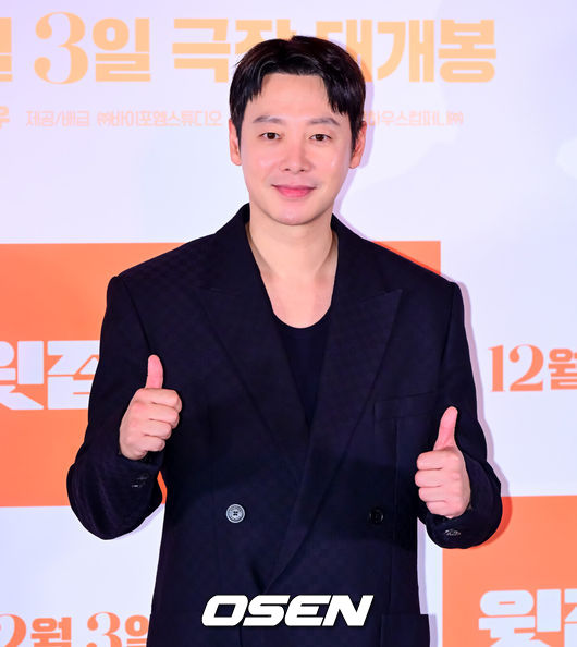 [OSEN=지형준 기자] 25일 오후 서울 강남구 삼성동 메가박스 코엑스에서 영화 ‘윗집 사람들’ 언론시사회 및 기자간담회가 열렸다.'윗집 사람들'은 매일 밤 섹다른 층간소음으로 인해 윗집 부부 하정우, 이하늬와 아랫집 부부 공효진, 김동욱이함께 하룻밤 식사를 하게 되면서 벌어지는 예측불허 이야기를 그린 영화다. 특히 하정우가 '롤러코스터', '허삼관', '로비'에 이어 네 번째로 선보이는 연출 작품으로도 기대를 모으고 있다.배우 김동욱이 포토타임을 하고 있다. 2025.11.25 /jpnews@osen.co.kr