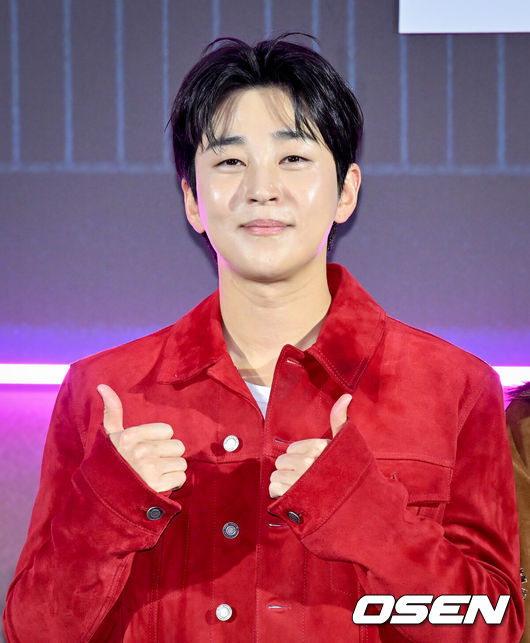 [OSEN=조은정 기자]’넷플릭스(Netflix) 예능‘좀비버스: 뉴 블러드’ 제작발표회가 14일 서울 용산구 CGV용산아이파크몰에서 열렸다.이날 제작발표회에는 박진경 PD, 문상돈 PD, 노홍철, 이시영, 조세호, 태연, 육성재, 딘딘, 코드 쿤스트, 권은비, 파트리샤, 김선태, 안드레 러시가 참석했다.딘딘이 포즈를 취하고 있다. 2024.11.14 /cej@osen.co.kr