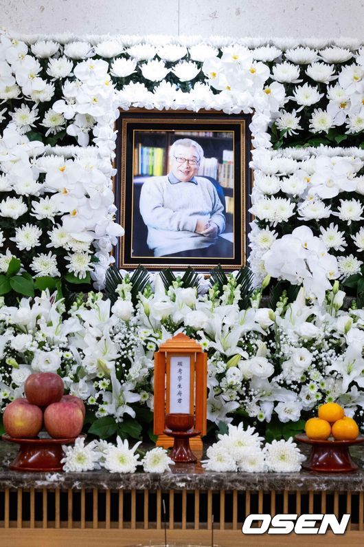 [OSEN=사진팀] 원로배우故 이순재의 의 빈소가 25일 서울아산병원 장례식장에 마련됐다.발인은 27일 오전 6시 20분, 장지는 경기 이천 에덴낙원이다.故 이순재는 국내 최고령 현역 배우로 70년 가까이 다양한 연극과 드라마, 영화, 예능을 넘나들며 활약했다. 최근까지 연극 '고도를 기다리며를 기다리며'와 KBS 2TV 드라마 '개소리' 출연하는 등 활동을 이어갔다.2025.11.25 / photo@osen.co.kr   <사진=사진공동취재단>