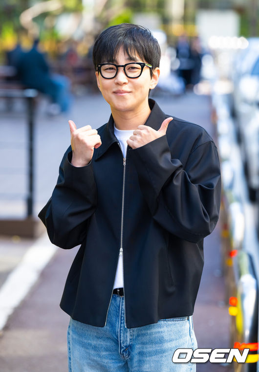 [OSEN=박준형 기자] 15일 오후 서울 영등포구 여의도 KBS 신관에서 KBS 2TV '더 시즌즈 - 박보검의 칸타빌레' 녹화가 진행됐다.이번 방송에는 이승철과 치즈, 딘딘, 박은태, 차지연이 출연한다.   가수 딘딘이 포즈를 취하고 있다. 2025.04.15 / soul1014@osen.co.kr