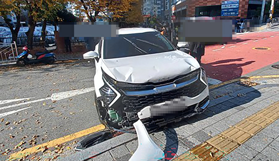 24일 오후 2시 5분쯤 부산 남구 우암동 한 아파트 앞 삼거리 교차로에서 50대 A씨가 운전한 스포티지 차량이 유턴하던 중 모녀를 쳤다. 사진 부산소방본부