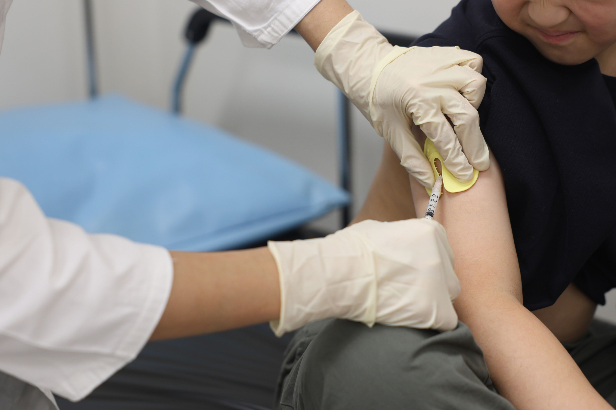 김지현 삼성서울병원 소아청소년과 교수가 식품 알레르기 아동 환자에게 면역 주사를 놓고 있다. 사진 삼성서울병원