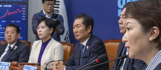 이언주 더불어민주당 최고위원(오른쪽)이 24일 오전 국회에서 열린 최고위원회의에서 발언하고 있다. 왼쪽 셋째는 정청래 대표. [연합뉴스]