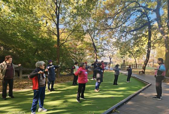 노원구 어르신휴센터에 참여한 노인들이 맨손 체조를 하고 있다. 사진 노원구