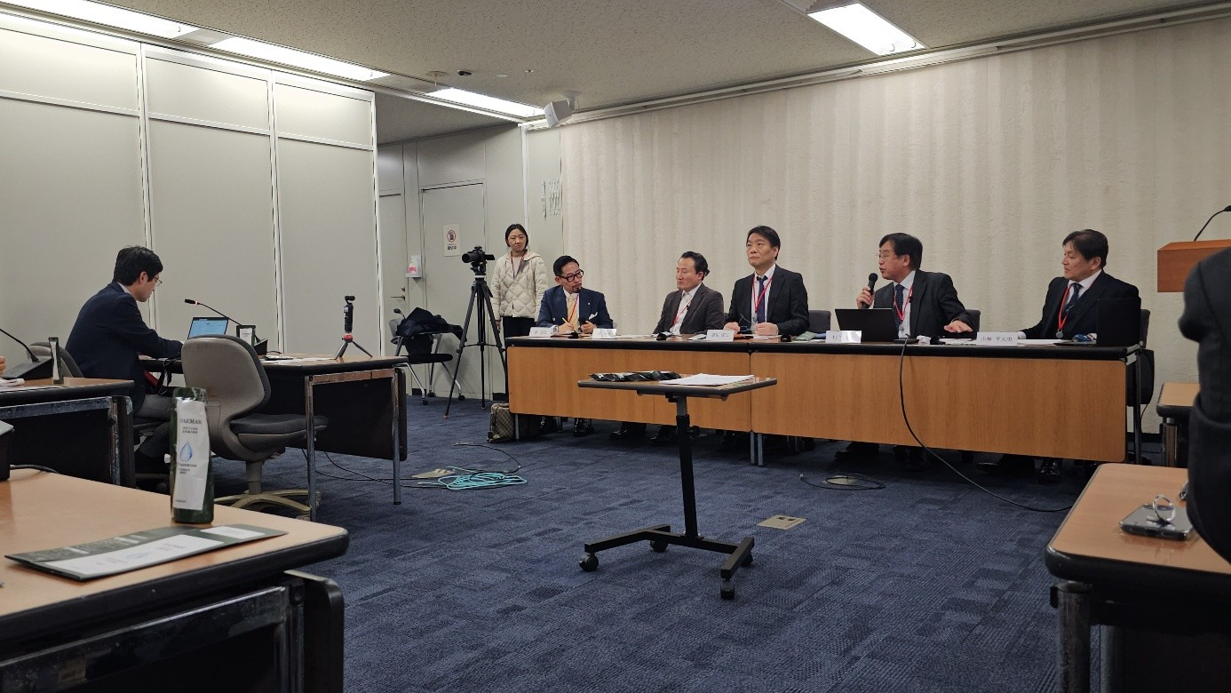 (좌로부터 서기완 대표, 로아 유영일 대표, 류마티스 임상의사 야수히토 미카와 의학박사, 일본선진의료임상연구회 위원장 무라카미 야스후미 교수, 일본선진의료임상연구회 이사장 고바야시 히데오) 사진자료제공: ㈜로아바이오