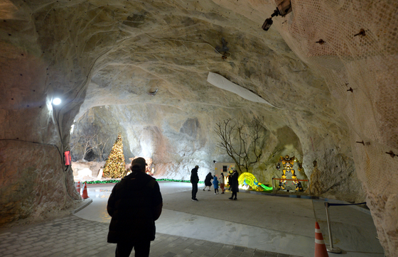활옥동굴 메인 통로는 높이가 6m에 달하고 바닥도 평평해 남녀노소 걷기 편하다. 활석 광산이라 벽이 하얀 색이다. 중앙포토