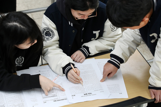 지난 14일 오전 대구 수성구 정화여고에서 고3 수험생들이 담임교사와 함께 전날 치른 2026학년도 대학수학능력시험(수능) 가채점을 하고 있다. 뉴스1