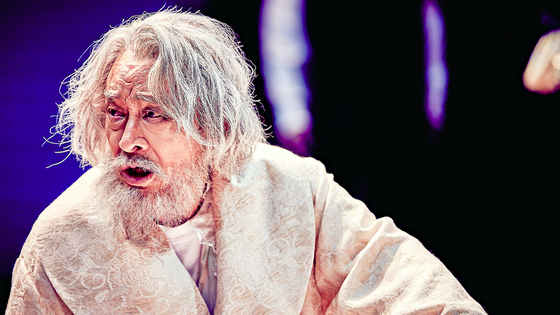 배우 이순재가 연극 '리어왕'에서 모든 것을 잃고 실성한 왕을 연기하고 있다. 사진 연우무대·에이티알