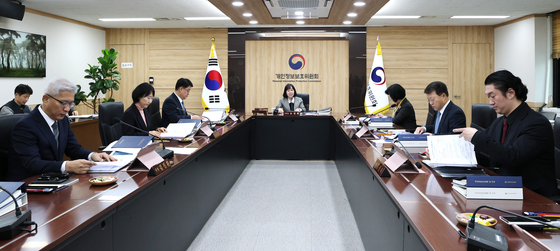 송경희 개인정보보호위원회 위원장이 20일 서울 종로구 정부서울청사에서 열린 개인정보보호위원회 전체회의에서 모두발언을 하고 있다. 뉴스1