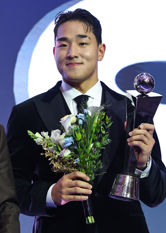 생애 한 번 뿐인 프로야구 신인상을 수상한 KT 안현민. 득표율 88%를 받았다. [뉴스1]