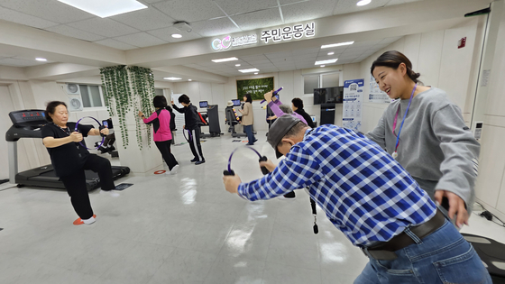 서울 금천구 건강장수학교 운동교실에 참여한 70대 노인들이 독산보건지소 소속 운동사(맨 오른쪽)의 지도에 따라 '필라테스 링' 수업을 받고 있다. [중앙포토]