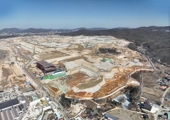 SK하이닉스가 24일 경기도 용인 반도체 클러스터 1기 팹을 착공했다. SK하이닉스는 이곳을 고대역폭 메모리(HBM)를 비롯한 차세대 D램 메모리의 생산 거점으로 삼고, 중장기 성장 기반을 구축한다는 계획이다. 사진=SK하이닉스 