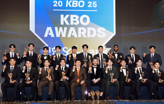 24일 서울 롯데호텔 월드 크리스탈볼룸에서 열린 2025 KBO 시상식에서 허구연 총재와 MVP 한화 폰세, 신인상 KT 안현민을 비롯한 각 부문 수상자들이 기념 촬영을 했다. 왼쪽 위부터 시계방향으로 KT 고영표, 삼성 구자욱, LG 박해민, 키움 송성문, 한화 장규현, KIA 이태양, 두산 홍성호, 삼성 디아즈, KT 조이현, 김정국 심판위원, 삼성 김성윤, NC 김형준과 김주원, LG 김주온, 폰세, 허구연 총재, 안현민, KT 박영현, 두산 양의지, SSG 노경은. [뉴스1]