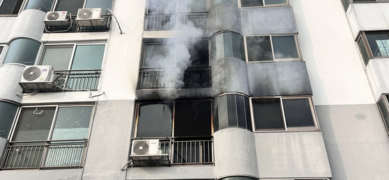 25일 오전 경남 창원시 의창구 한 아파트에서 화재가 발생해 창문 밖으로 연기가 새어 나오고 있다. 사진 창원소방본부