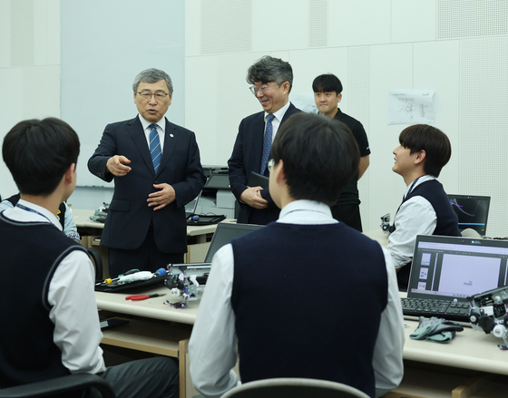지난 10월 서울 성동구 신도리코 현장실습장을 둘러보며 실습 중인 학생들을 격려하고 안전관리 현황을 점검하고 있다. 사진 서울시교육청
