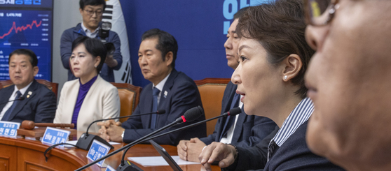 더불어민주당 이언주 최고위원이 24일 국회에서 열린 최고위원회의에서 이날 예정된 당무위원회에서 논의될 '당원 1인 1표제' 관련해 제고 요청을 하는 발언을 하고 있다. 연합뉴스