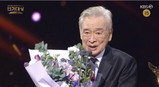 지난해 'KBS 연기대상'에서 대상 트로피를 안은 이순재 모습. 사진 KBS